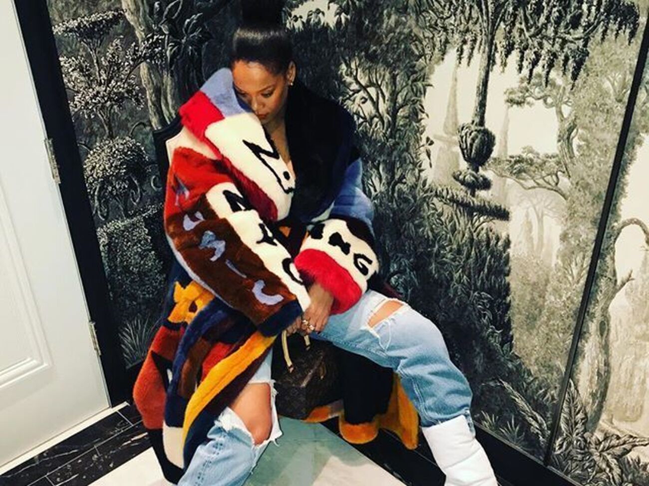 Рианна выпускает косметику