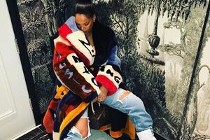 Рианна выпускает косметику