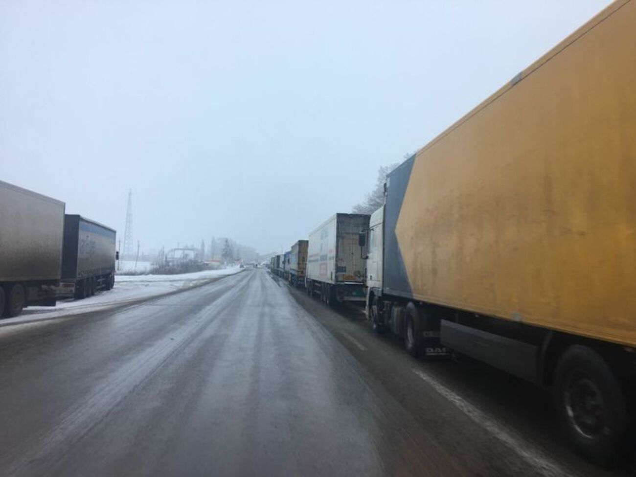 Грузовики стоят у пунктов пропуска