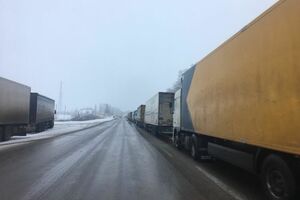 Вантажівки стоять біля пунктів пропуску