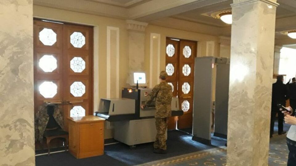 У Раді встановили металошукач, рентген і сейфи. Фоторепортаж