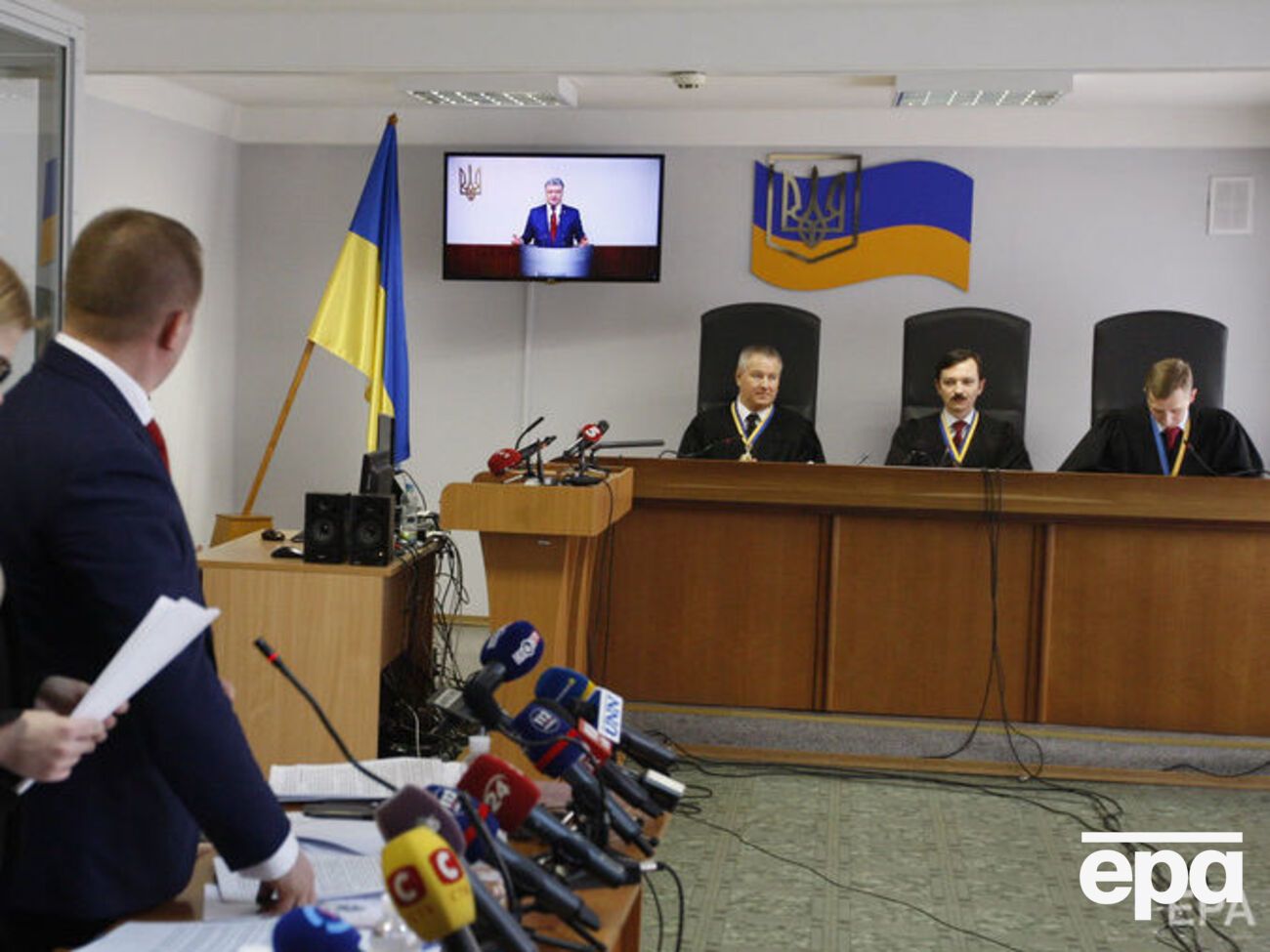 Суд не дав згоди адвокатам Януковича на повторний допит Порошенка