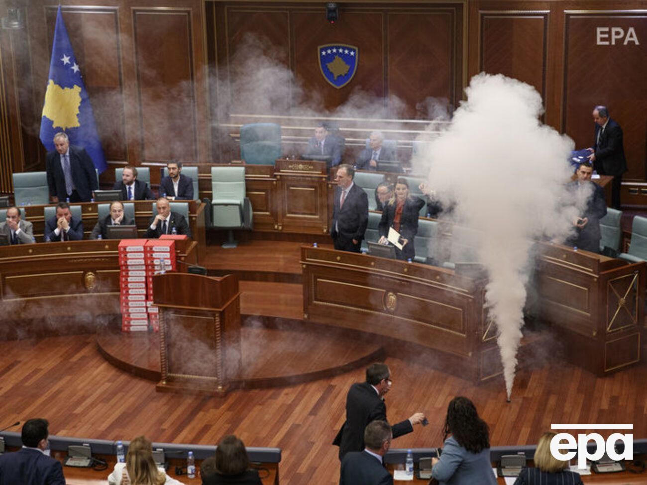 После распыления газа депутатам пришлось покинуть зал заседаний