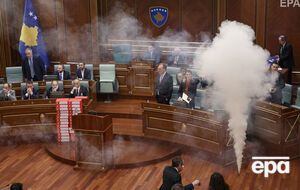 После распыления газа депутатам пришлось покинуть зал заседаний