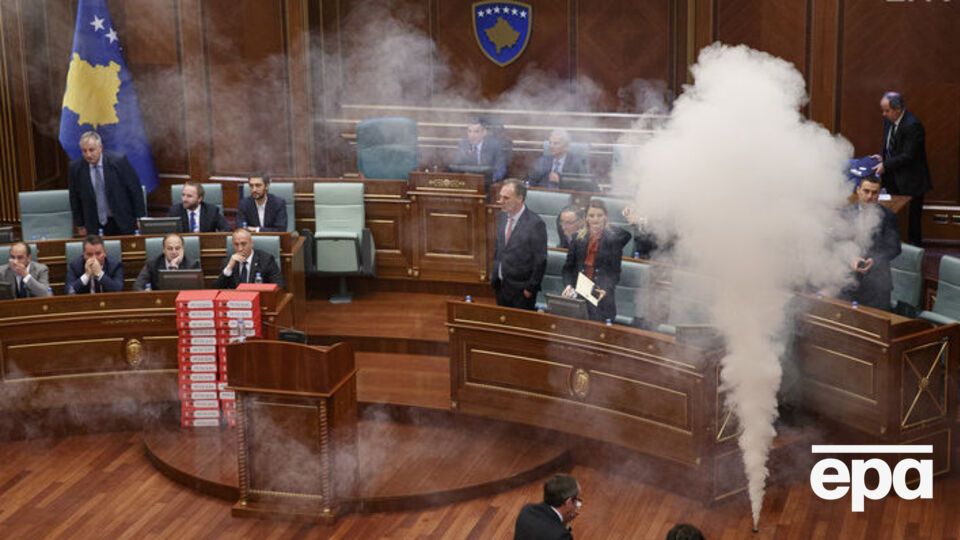 Після розпилення газу депутатам довелося покинути залу засідань