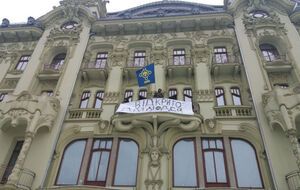 Активисты вывесили на балконе третьего этажа плакат "Відкрито для людей"