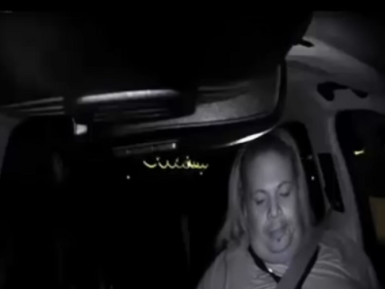 Женщина, сидя за рулем беспилотного авто, не обращала внимание на дорогу