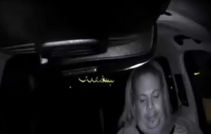 Женщина, сидя за рулем беспилотного авто, не обращала внимание на дорогу