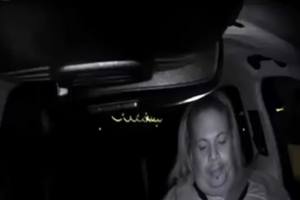 Жінка, сидячи за кермом безпілотного авто, не звертала уваги на дорогу