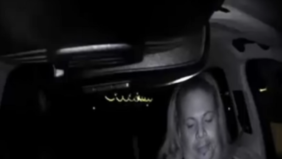 Жінка, сидячи за кермом безпілотного авто, не звертала уваги на дорогу