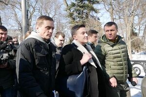 Савченко ушла в сопровождении следователей