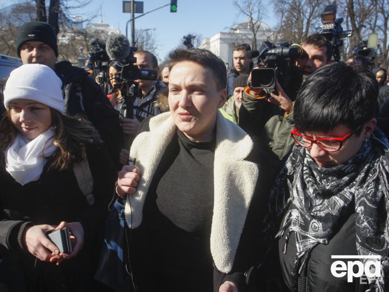 Савченко (у центрі) затримали після засідання парламенту