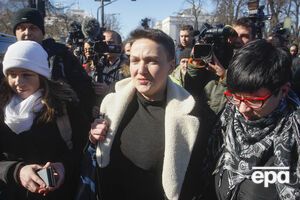 Савченко (у центрі) затримали після засідання парламенту