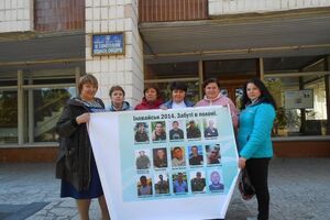 Лозинська (крайня ліворуч) із матерями зниклих безвісти солдатів