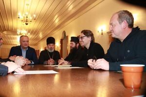 Во встрече приняли участие общественные, политические и религиозные лидеры из восьми стран