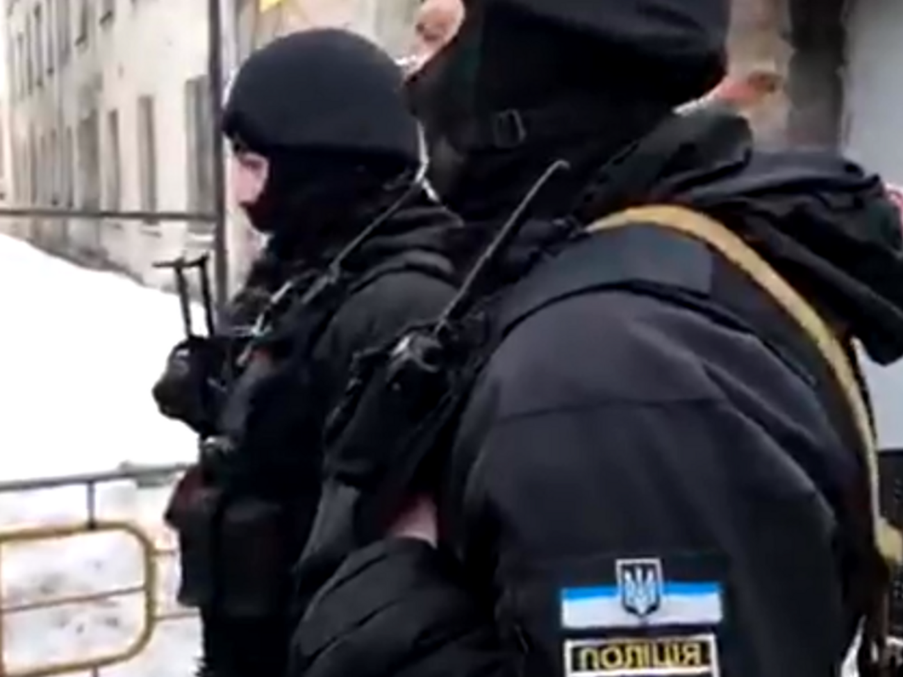 "Национальный корпус": Силовики ломают двери и мебель, забирают оборудование