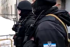 "Национальный корпус": Силовики ломают двери и мебель, забирают оборудование