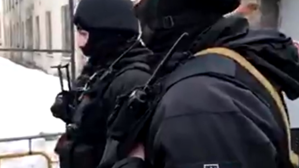 "Национальный корпус": Силовики ломают двери и мебель, забирают оборудование