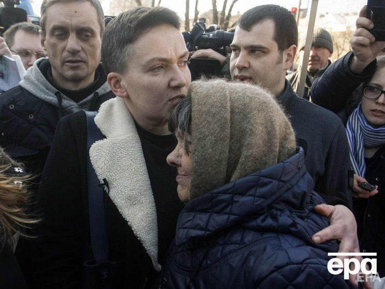 Мать Савченко прибыла в суд