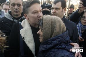 Мать Савченко прибыла в суд