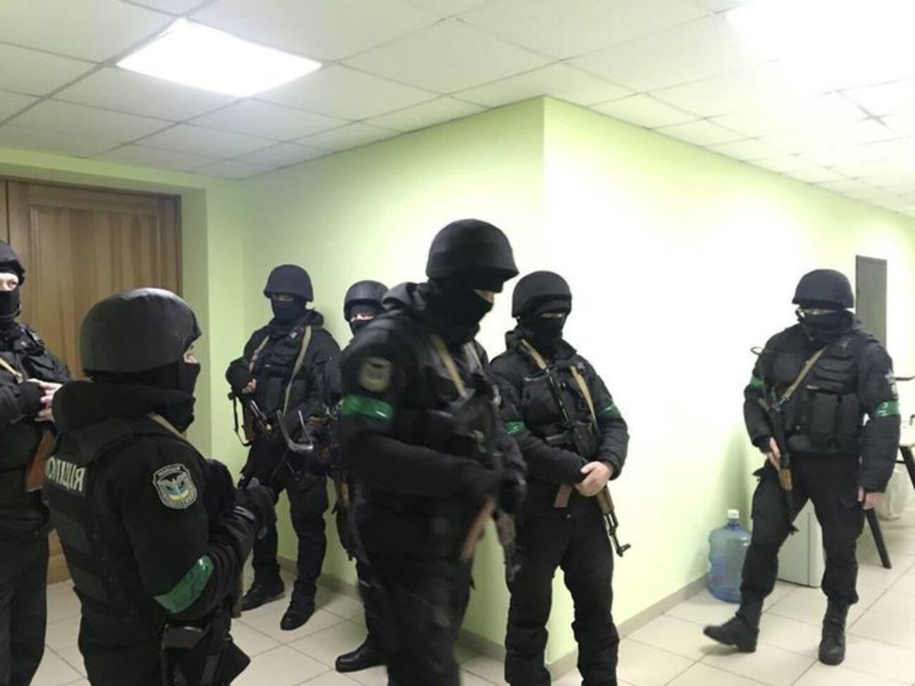 "Национальный корпус": Силовики&nbsp;ломали мебель и ворота, забирали оборудование