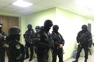 "Национальный корпус": Силовики ломали мебель и ворота, забирали оборудование