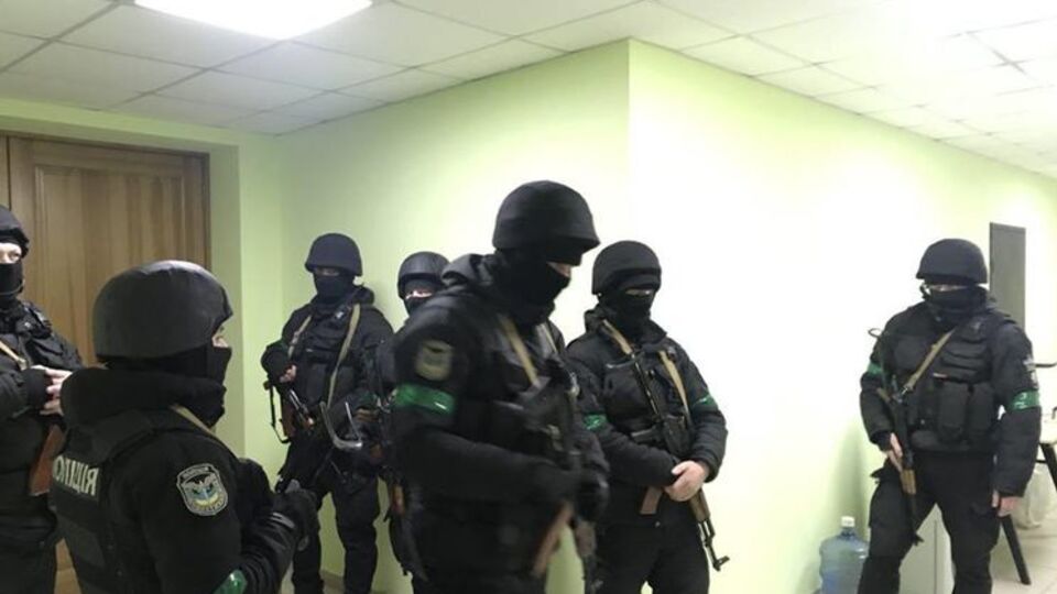 "Национальный корпус": Силовики ломали мебель и ворота, забирали оборудование
