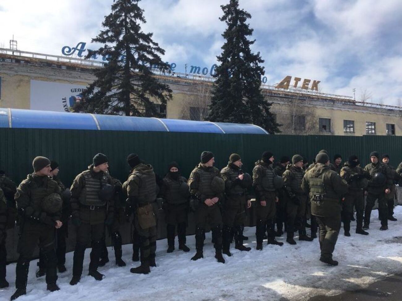 Полиция проводит следственные действия на базе "Национального корпуса". Фоторепортаж