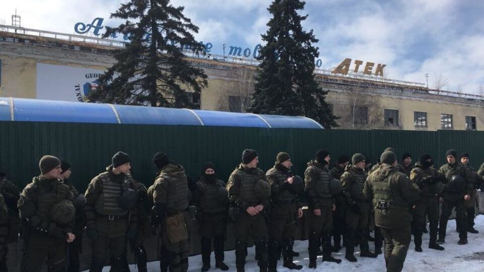 Полиция проводит следственные действия на базе "Национального корпуса". Фоторепортаж