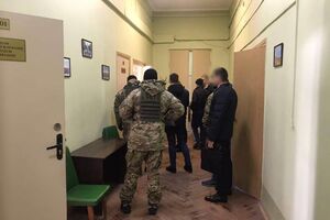 Обыски проходят в рабочих кабинетах сотрудников департамента