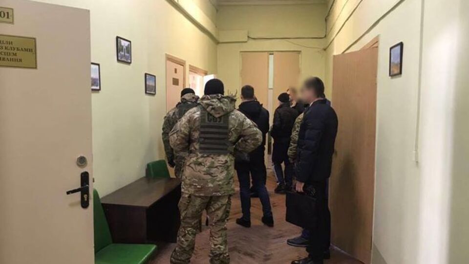 Обшуки проходять у робочих кабінетах співробітників департаменту