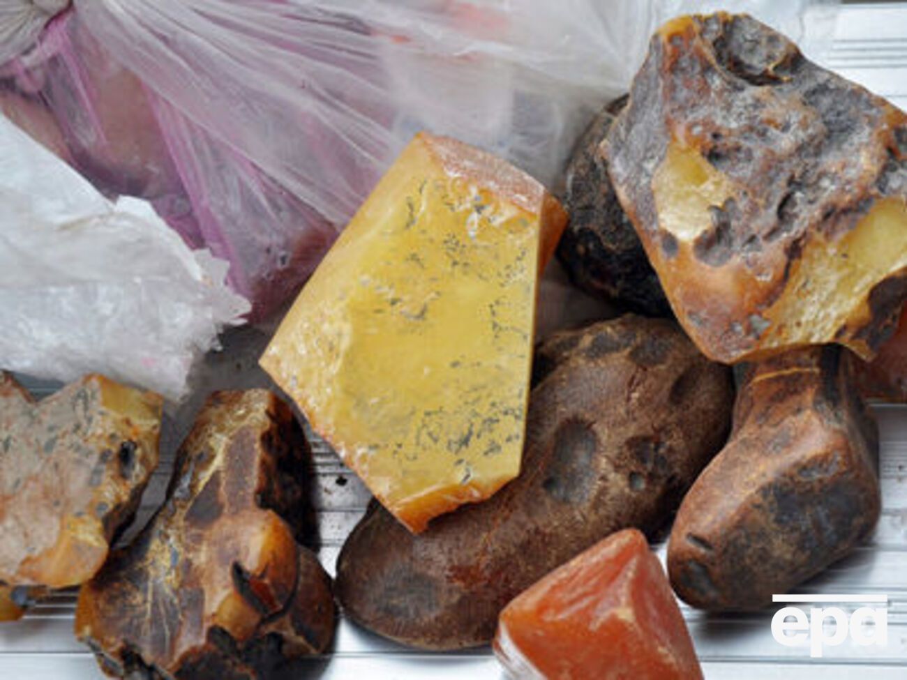 По данным собеседника агентства, янтарь был расфасован в 17 пакетов