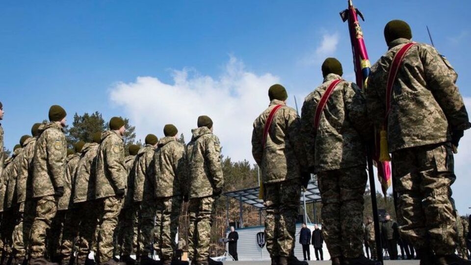 Порошенко: Агресор намагається змістити епіцентр гібридної війни якнайближче до серця України