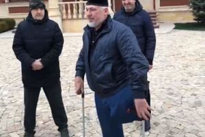 Турлаєв (у центрі) перебуває в розшуку з 2010 року
