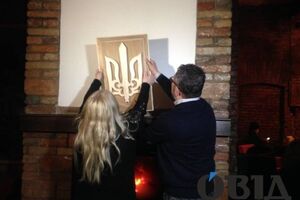 Мать выдворенного поляка повесила трезубец над камином в кафе Тернополя