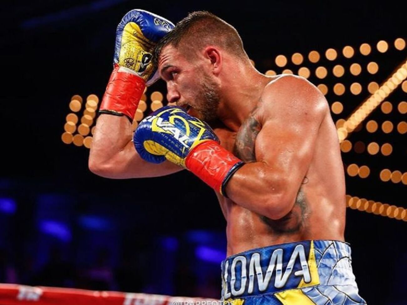 В похожих перчатках Ломаченко выходит на ринг