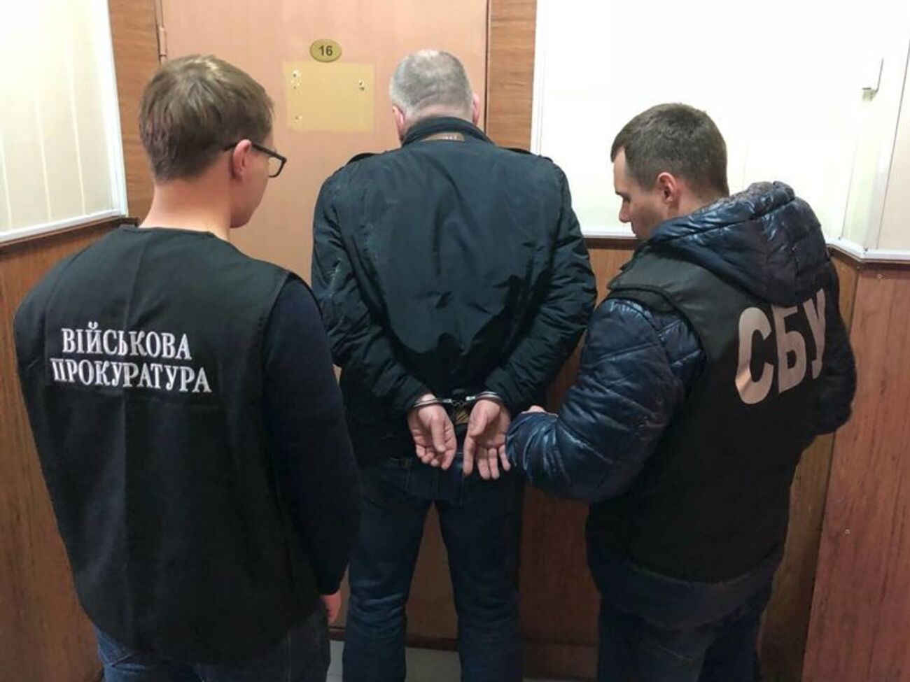 Директора задержали сотрудники нескольких служб