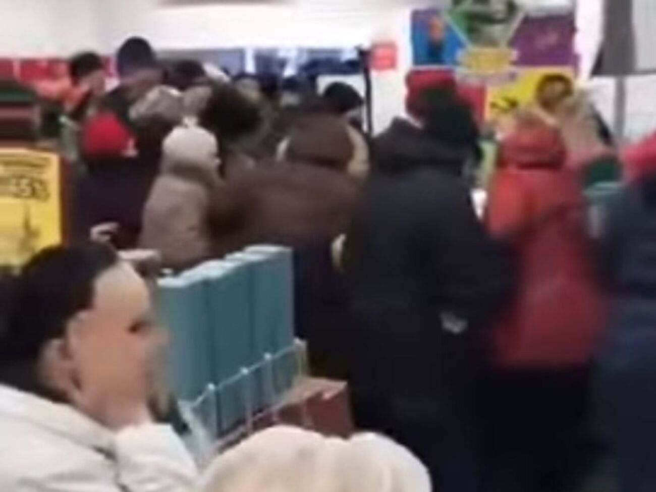 Люди займали чергу із 7.00