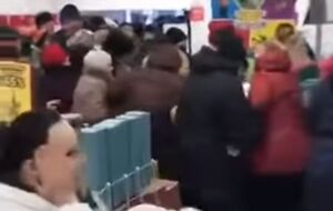 Люди займали чергу із 7.00