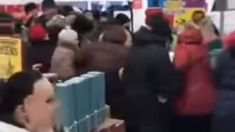 Люди займали чергу із 7.00