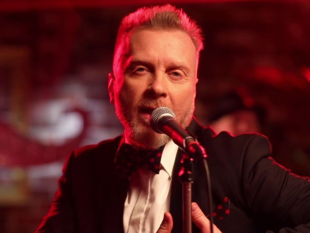 Мухарський співає в жанрі шик-кабаре