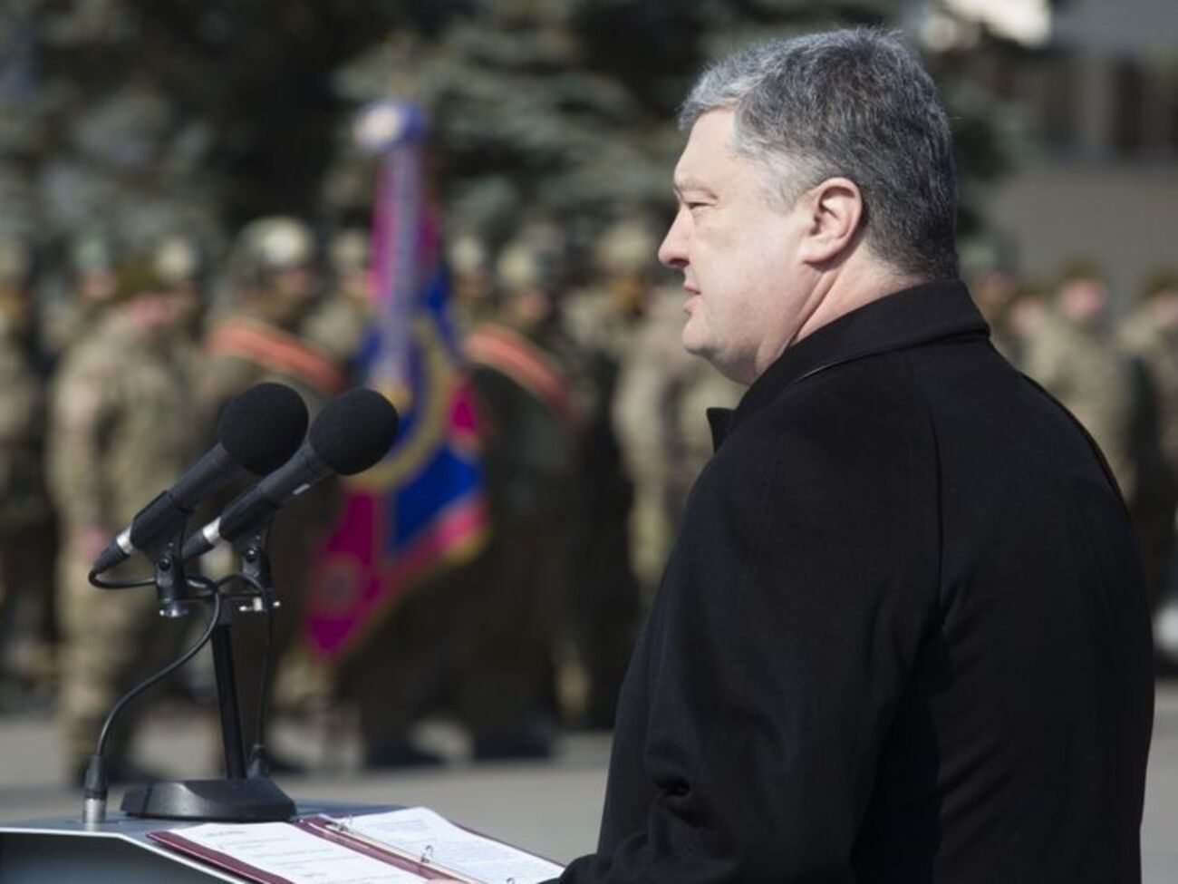 Порошенко: Ми завжди будемо пам'ятати і чотирьох патріотів-гвардійців, які на площі Конституції віддали свої життя за мир і спокій українських громадян