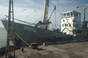 Судно с членами экипажа на борту отконвоировали в порт Бердянска