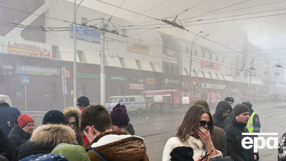 По данным МЧС РФ, среди погибших в торговом центре в Кемерово минимум девять детей