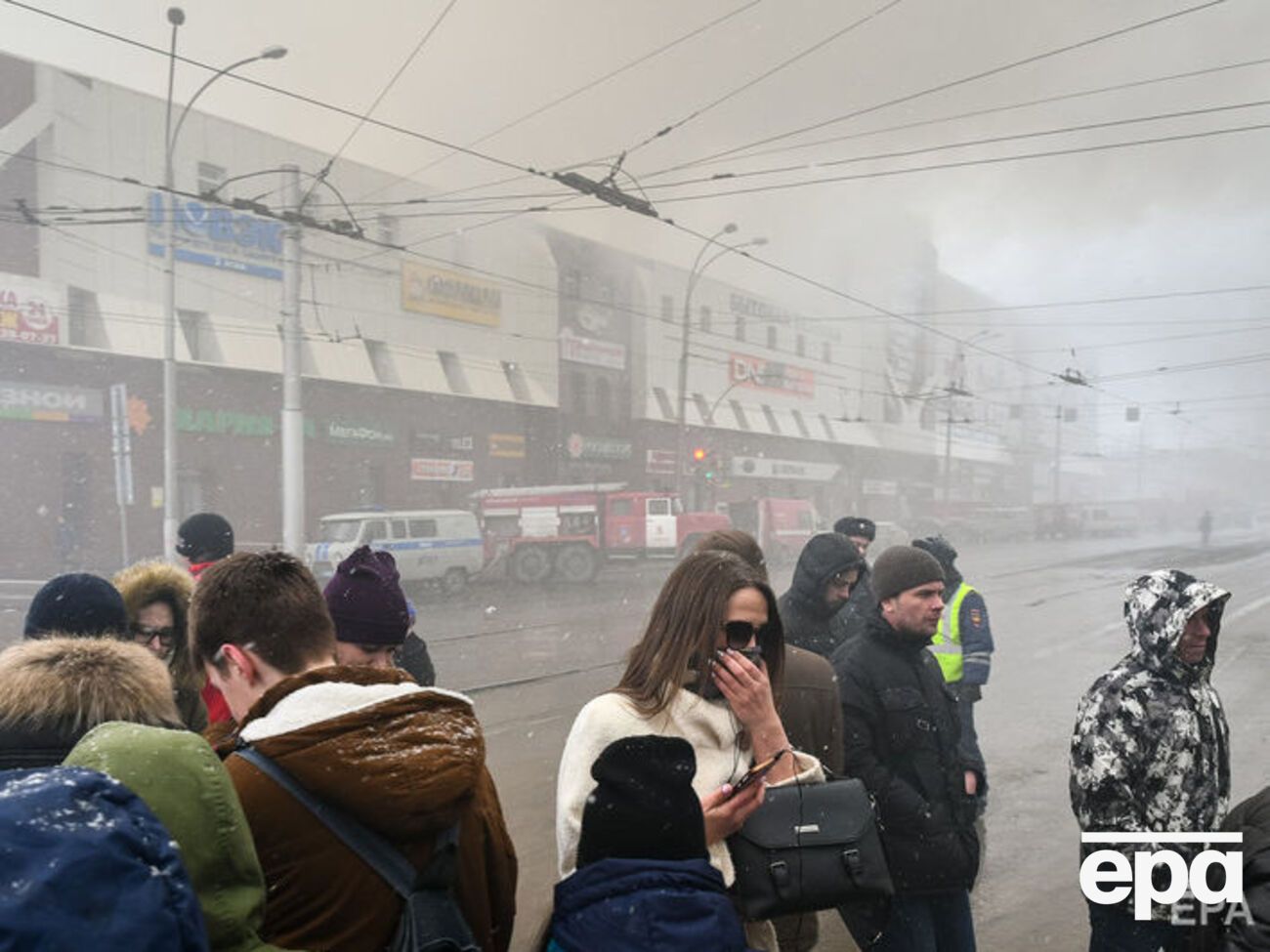 За словами очевидця, спершу пожежники не приховували кількості жертв пожежі в торговому центрі