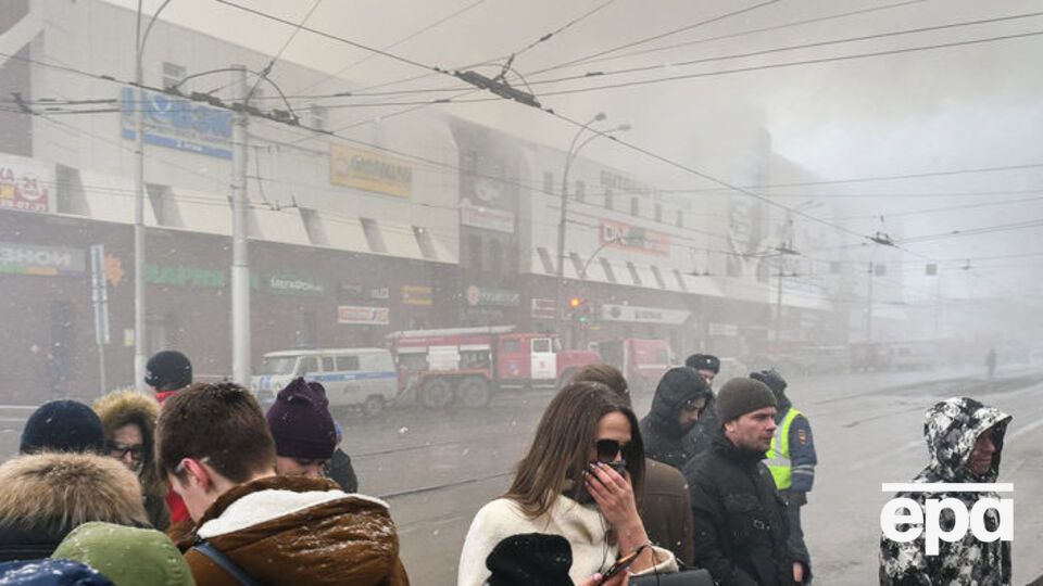 За словами очевидця, спершу пожежники не приховували кількості жертв пожежі в торговому центрі