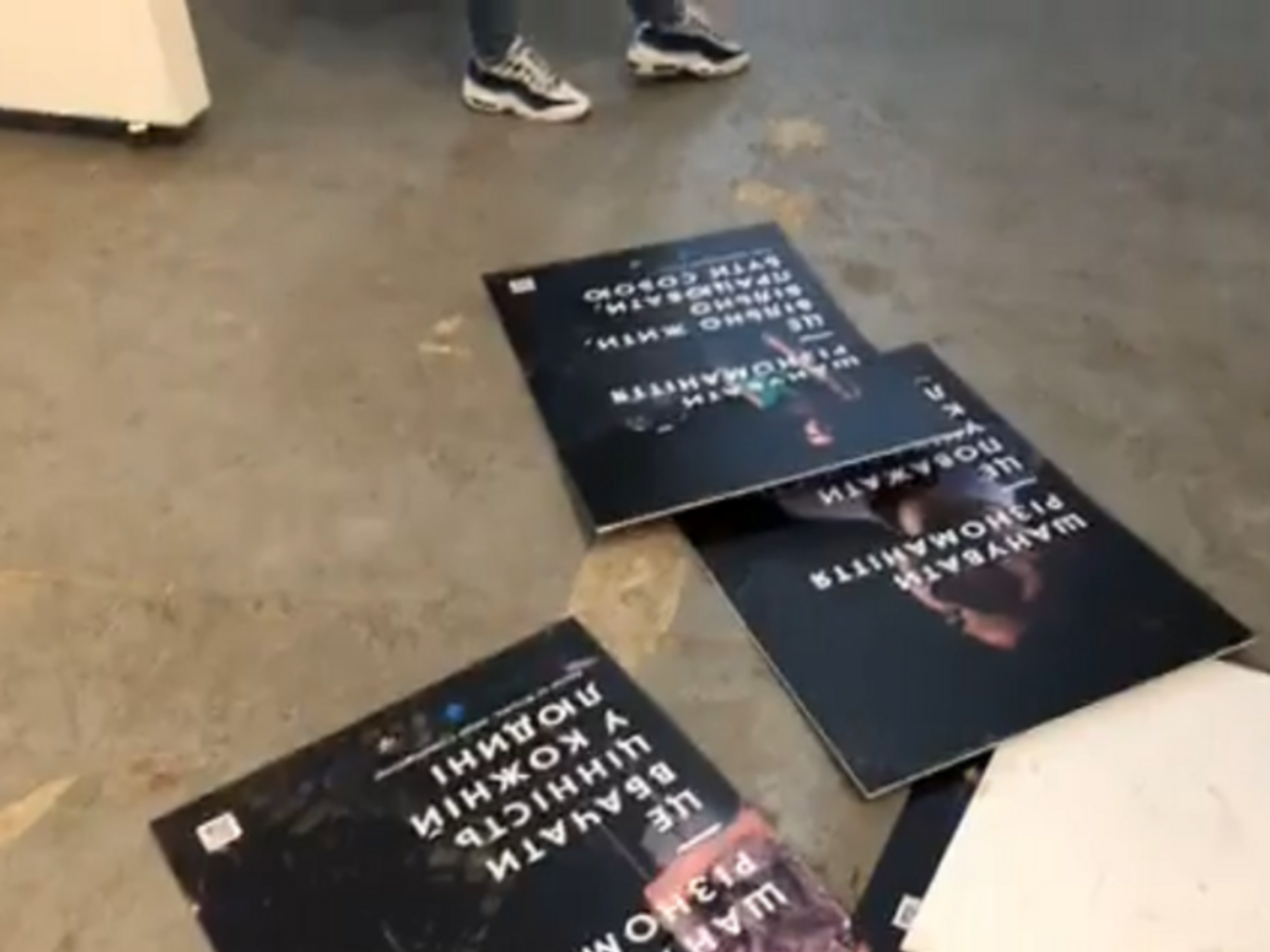 Плакаты сорвали со стендов и бросили на пол