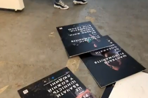 Плакаты сорвали со стендов и бросили на пол