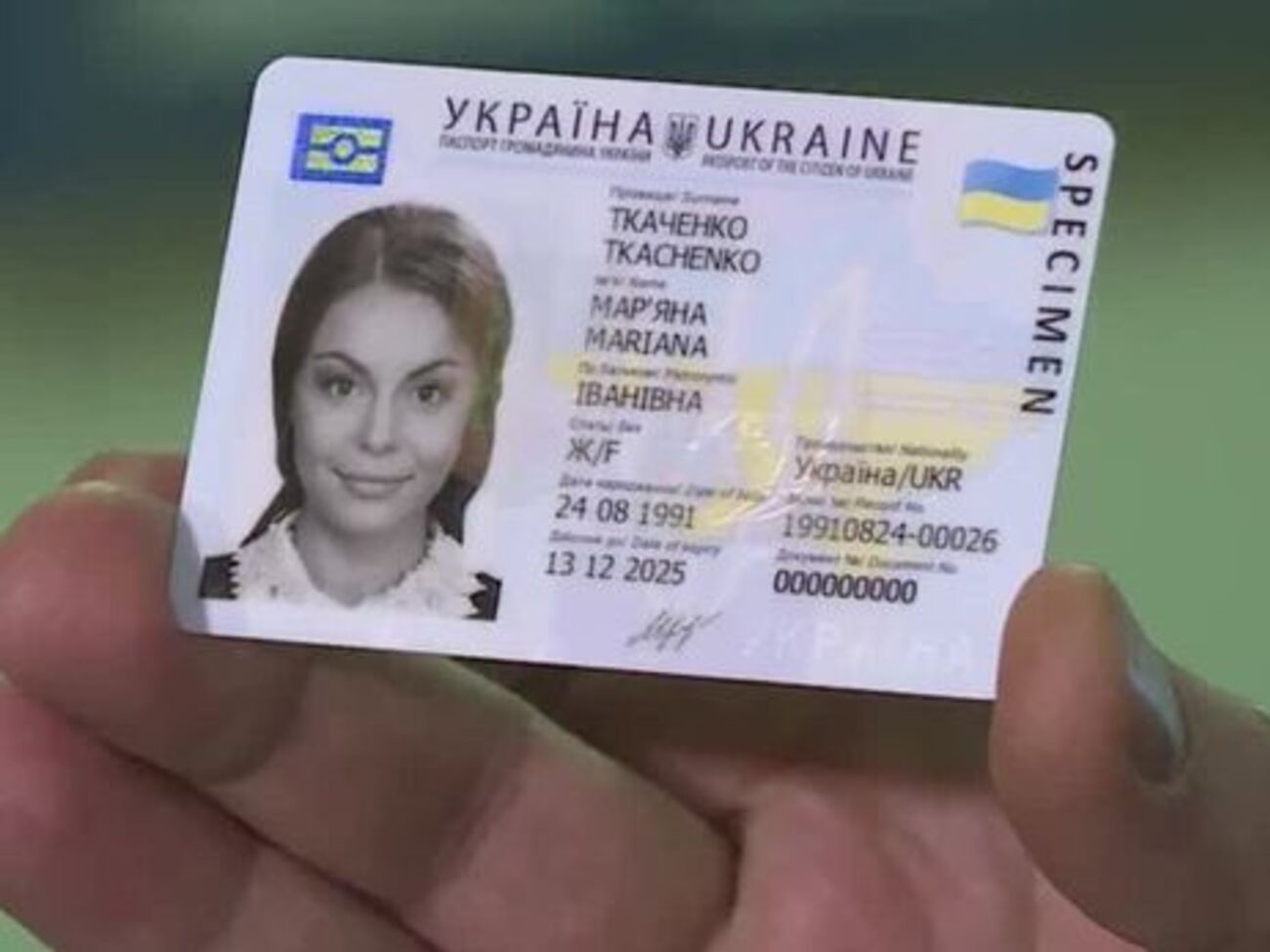 Новые ID-карты в Украине введены с января 2016 года на смену бумажному паспорту гражданина Украины