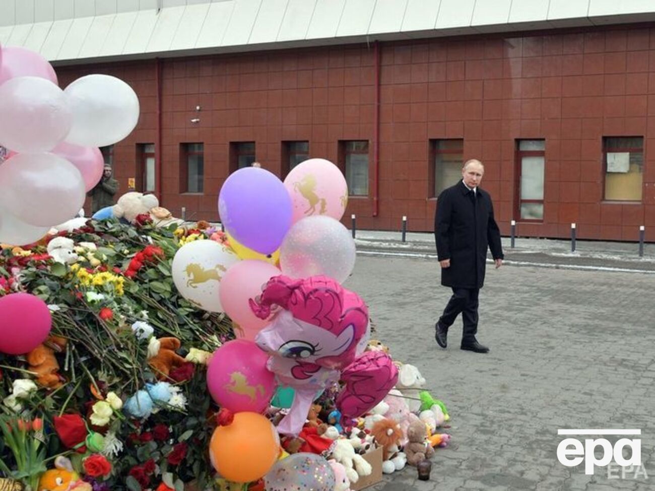 Путін, який прибув до Кемерова, назвав причинами трагедії злочинну недбалість і нехлюйство